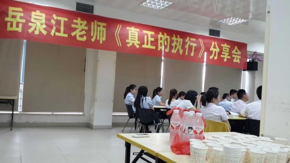 大家认真记录着笔记，不放过任何一个知识点